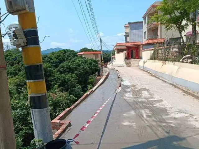 从下典口到下典尾的水泥路。 聂锦霞/提供