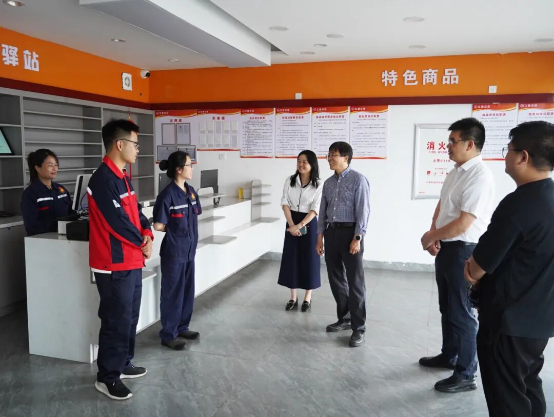 公司党委书记、董事长周建文到基层加油站调研