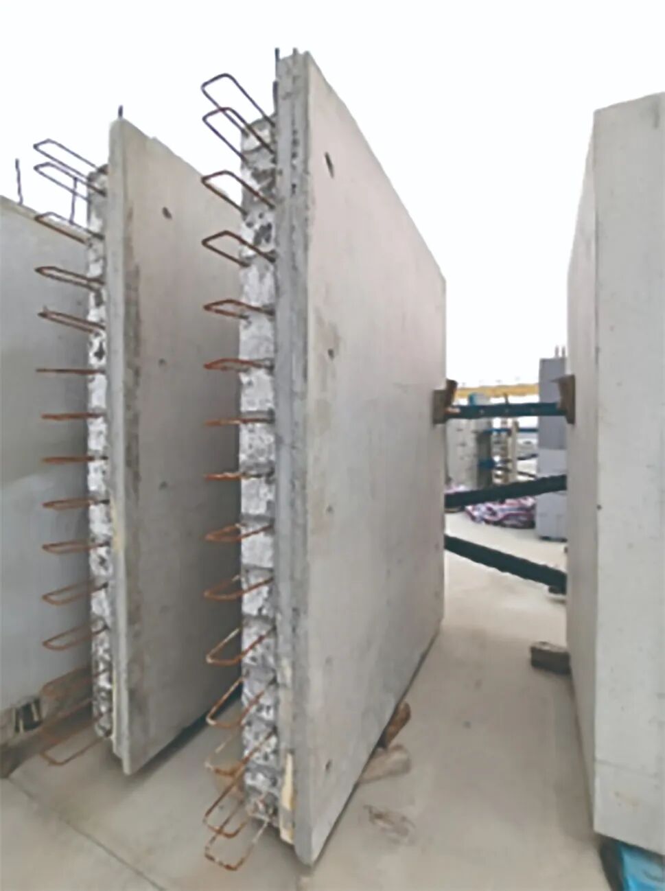 装配式夹心保温外墙板立模生产技术研究