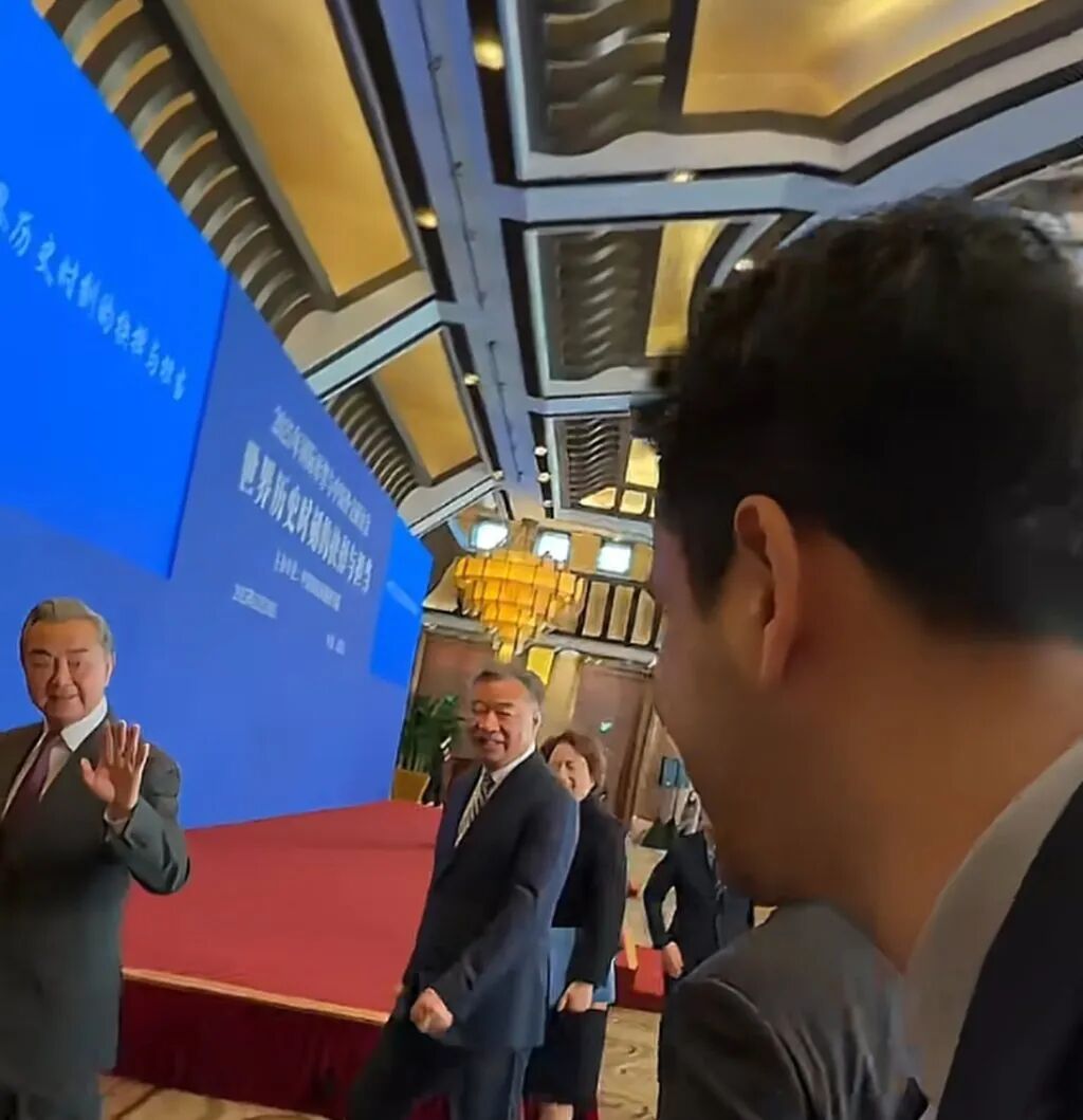 The Iraqi journalist who is widely known by his Chinese name, Fang Haoming, right foreground, gets a wave from China's foreign minister, Wang Yi. Photo: Douyin