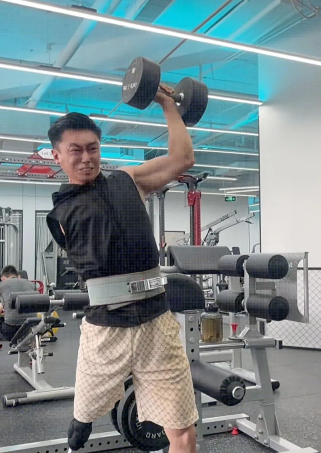 Liu in a determined mood as he lifts weights in the gymnasium. Photo: Douyin
