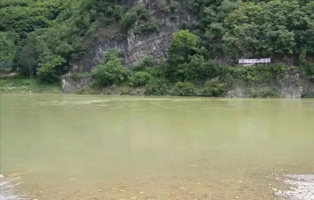 Jin Xiaowu lost his life at the scene — exhausted after rescuing two strangers, he was pulled under by the current and drowned. Photo: ycwb.com