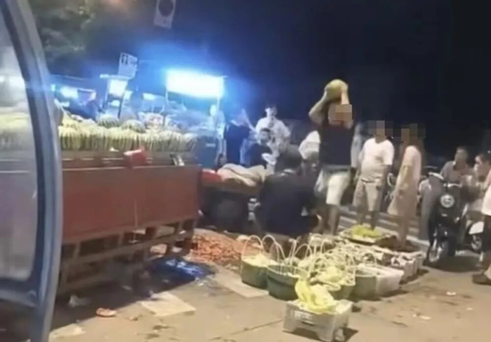 Ningbo Fruit Vendor Wins 60,000 Yuan After Watermelon Attack