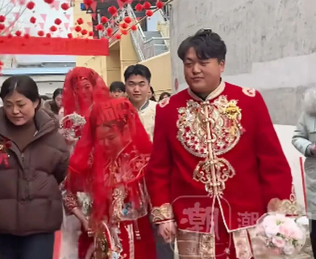 The couples walking together during the event were predominantly dressed in red. Photo: Douyin