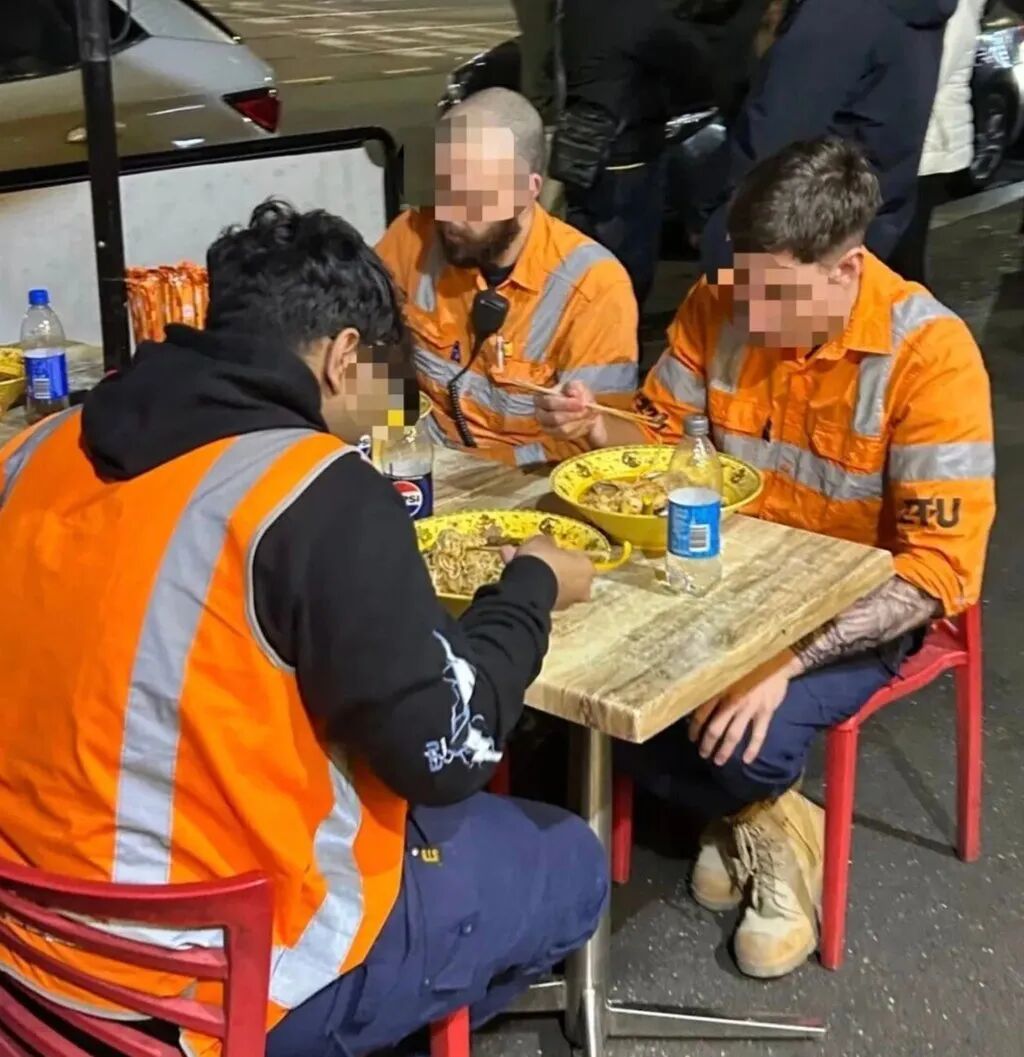 A trio of foreign workers tuck into their malatang dishes during a break from work. Photo: ifeng.com