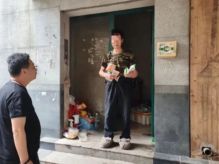 Chinese Man, 71, Gets $59,000 Pension After 21 Years Homeless