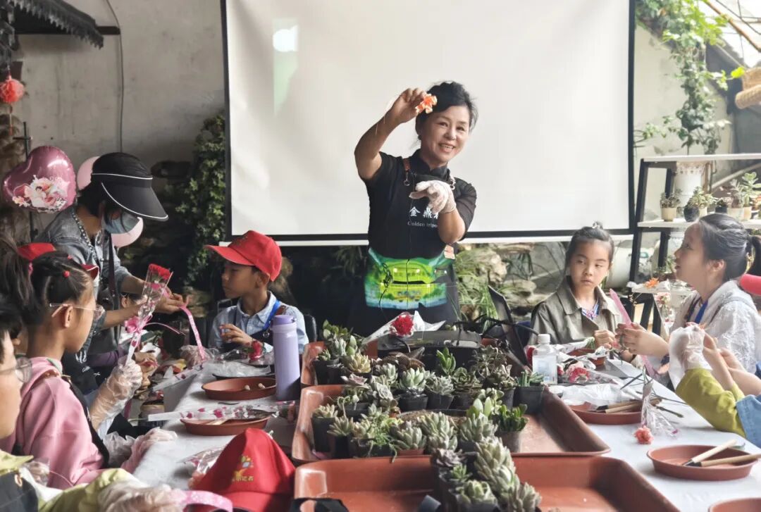 特别的花,献给最爱的您!抚顺日报社小记者团母亲节专场活动"花"式宠妈