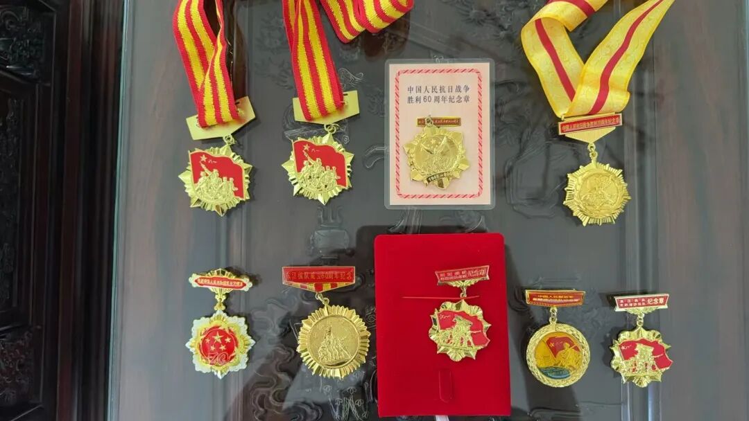 凌玉娣获得的纪念章