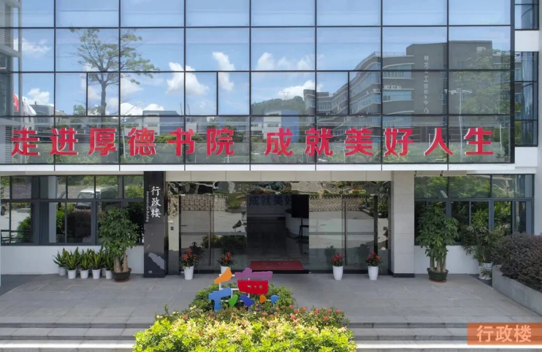 知名中学倒闭，1000多名师生被“赶出了学校”