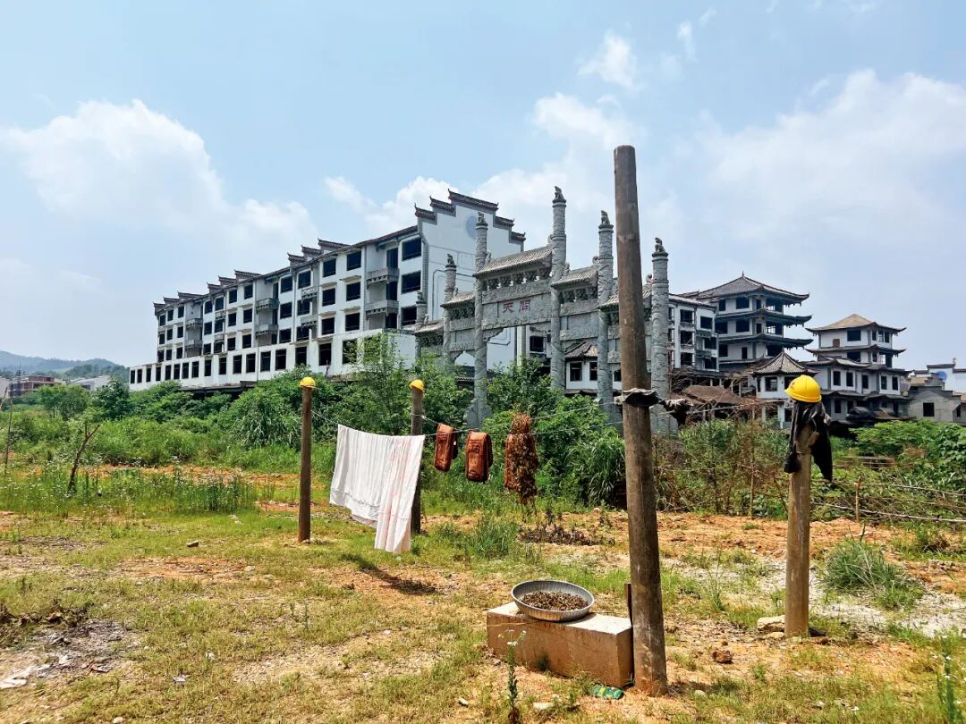 常德桃花源古镇成“空城”：部分投资者倾家荡产，益阳一古城亦烂尾