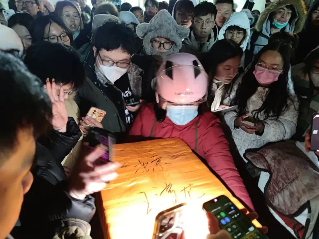 清北人三大高校轮番争抢，“鹅腿阿姨”凭啥爆火？