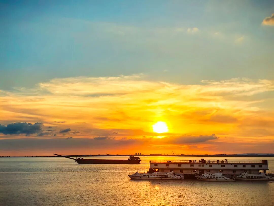 图为岳阳洞庭湖，其丰水期和枯水期水位落差较大。摄/陈淑莲