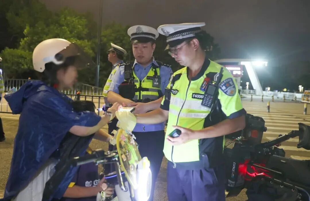 （图为严查电动车交通违法）