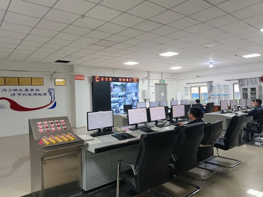 遵化：激活绿色引擎 助推企业转型升级_fororder_唐山港陆钢铁有限公司的制氧车间主控室。中共遵化市委宣传部供图