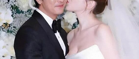 林心如在邱泽许玮甯婚礼光脚跳舞,下台后获霍建华亲吻,太恩爱了