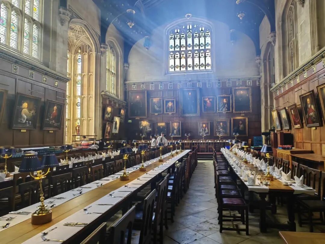 这一次,我们可以和atob青董局成员,一起进入牛津大学教室,体验牛津