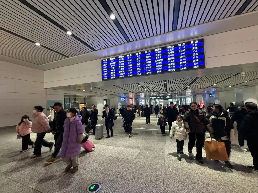 高铁阜阳西站,机场刚拍下!他们回来了