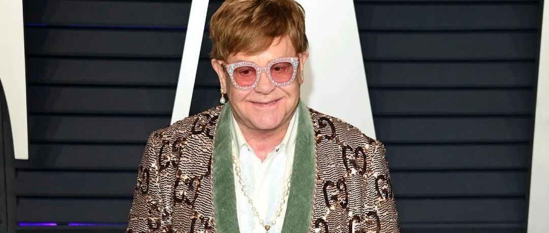 时尚天王 Elton John 70年代的性别模糊风,2025的时尚圈还在学他!