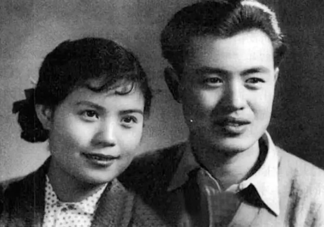 1953年毕业于文化部电影局电影学校演员班,历任长春电影制片厂演员