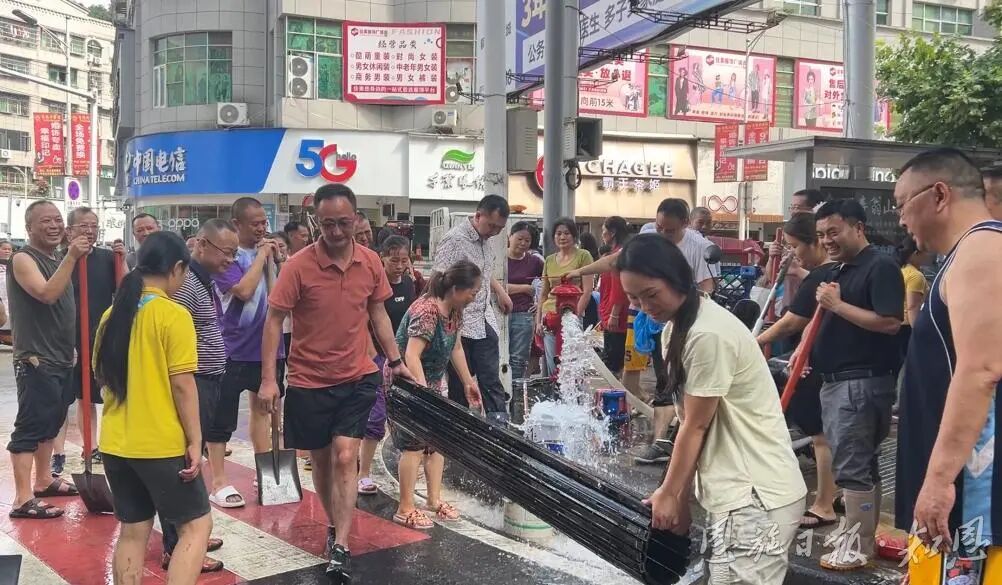 湖北咸丰暴雨洪灾后重建见闻：洪水退去，炊烟升起