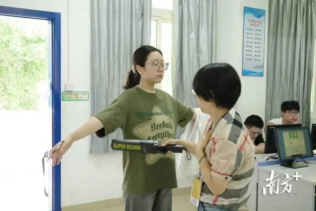 汕头考区2025年“法考”开考  南方+ 蔡沚彦 拍摄