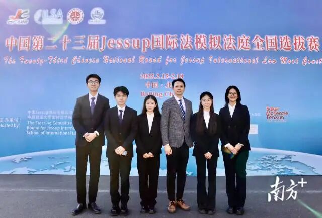 汕头大学法学院参加“杰赛普”国际法模拟法庭比赛中国赛区赛事的师生合影。