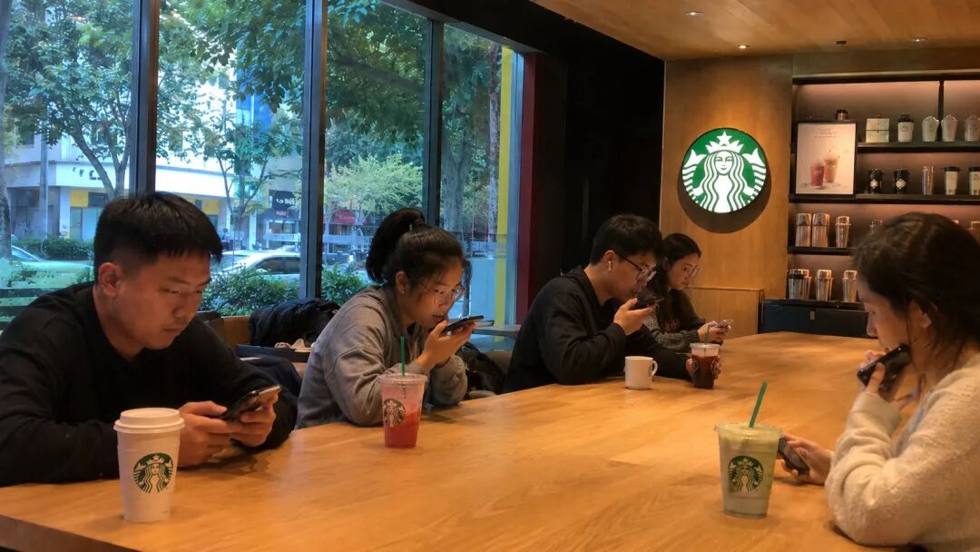 同一桌人，电脑都不见了，每人手里只剩一部手机