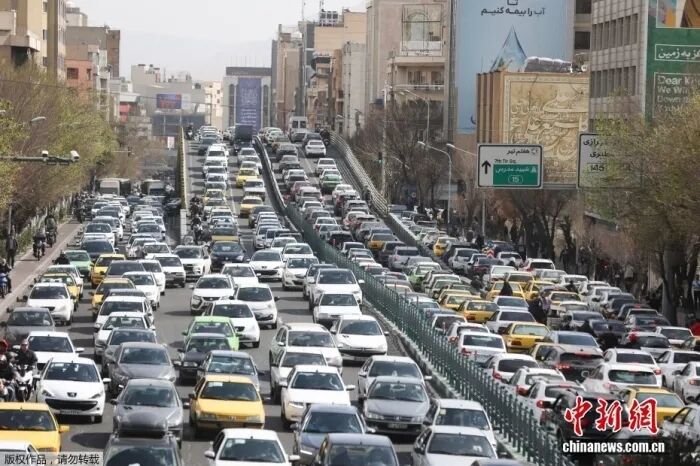 當(dāng)?shù)貢r間2月28日，伊朗遭受美國、以色列軍事打擊，多枚導(dǎo)彈擊中德黑蘭市中心多處目標(biāo)，受襲擊影響，德黑蘭街頭出現(xiàn)交通擁堵狀況。