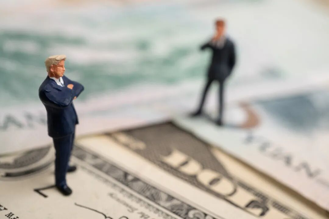 摄图网_307959319_世界金融讲话图以美元和YUAN钞票思想货币为美元站立的商人和贸易战争概念(企业商用).jpg