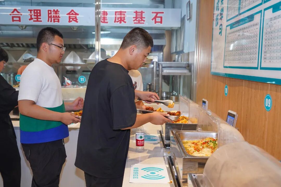 临近中午,阿拉山口市中学师生们走进湖北师范大学附属中学(黄石一中)