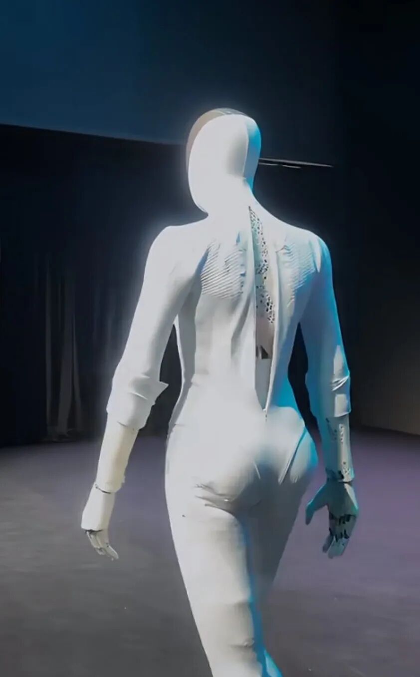 小鹏“女机器人”被怀疑是真人，何小鹏当场“扒衣验身”——AI女友真的要来了？