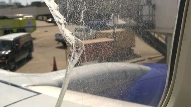 20岁小哥乘坐加航发现飞机窗户裂开，飞机紧急迫降特鲁多机场（组图） - 21