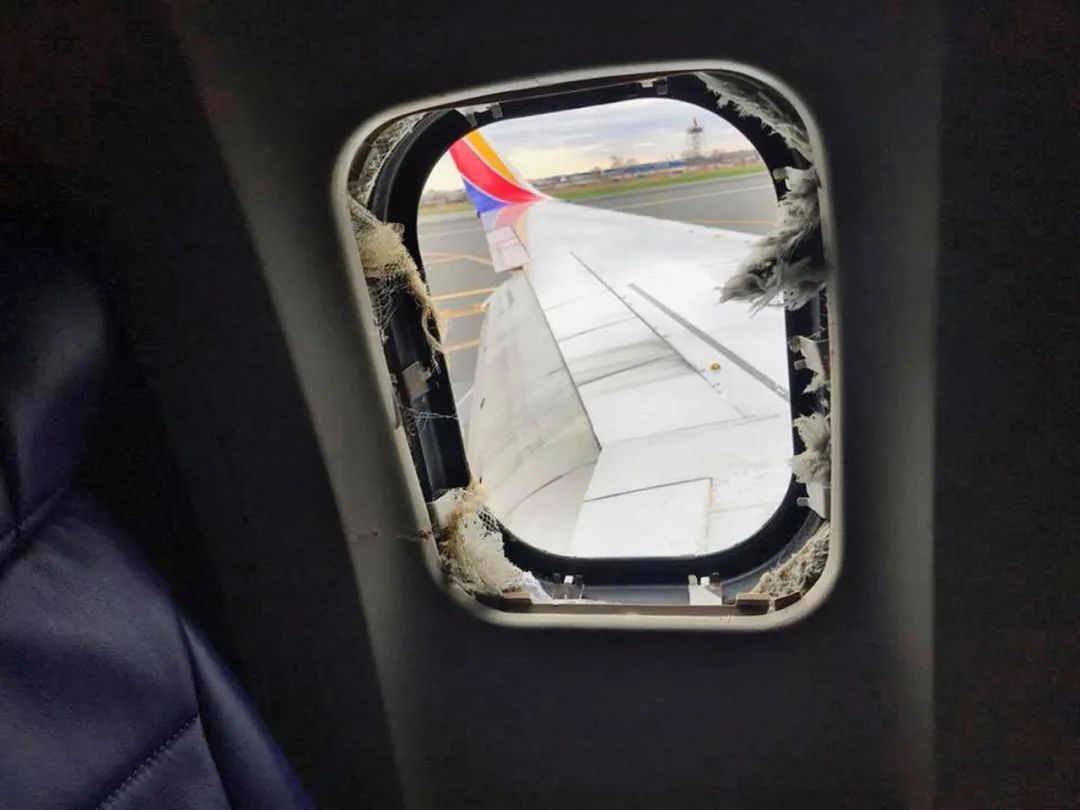 20岁小哥乘坐加航发现飞机窗户裂开，飞机紧急迫降特鲁多机场（组图） - 12