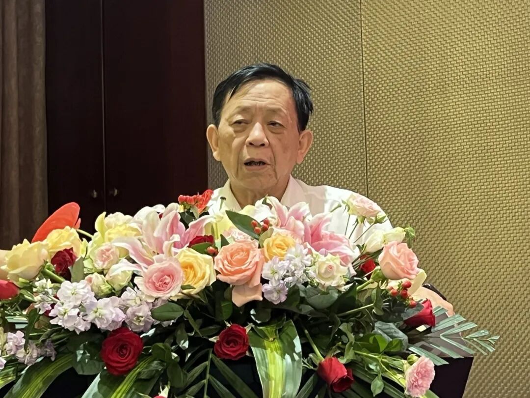 行业发展中心副主任宋练艺,科长贾朝晖,南京市装饰行业协会会长仇学富