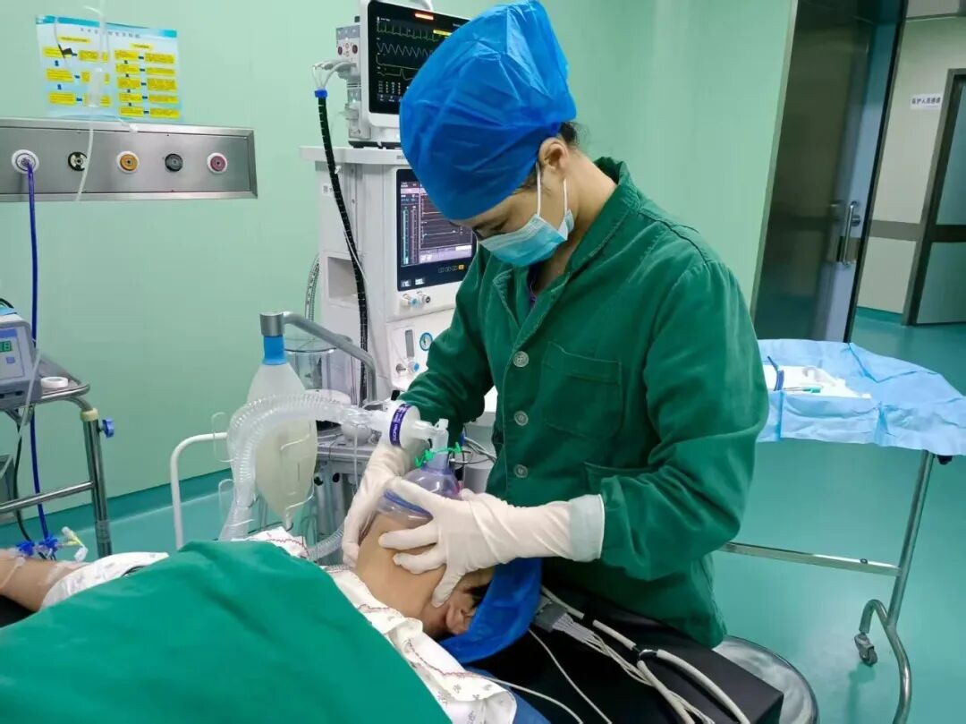 手术台怎么对灯【邛江人才】我的从医路——回望初心谈感想 ｜ 丁芳：我想让手术台的灯成为病人生命里的光_https://www.jmylbn.com_新闻资讯_第2张