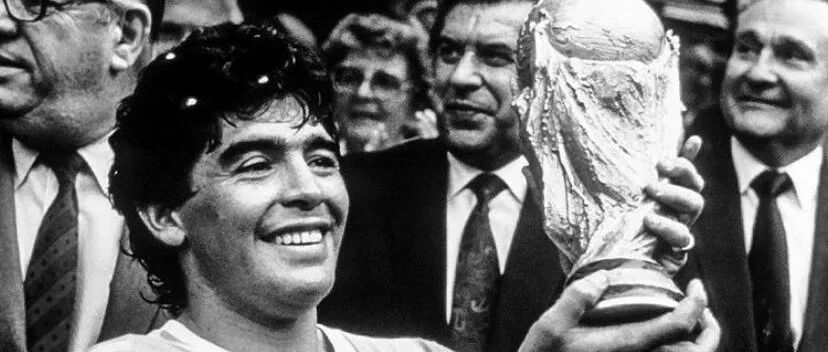 他是人，难逃生老病死；他是神，活成永恒传奇