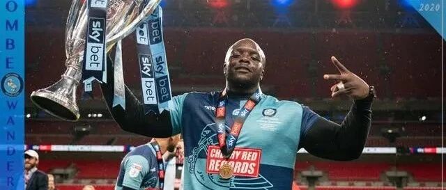 体重200斤的足坛奥尼尔，在38岁时终于圆梦