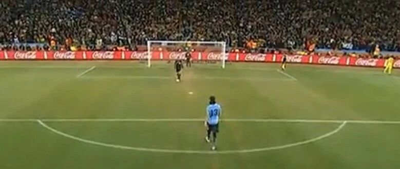 43岁的主教练正在热身，主教练首发登场了，主教练进球啦