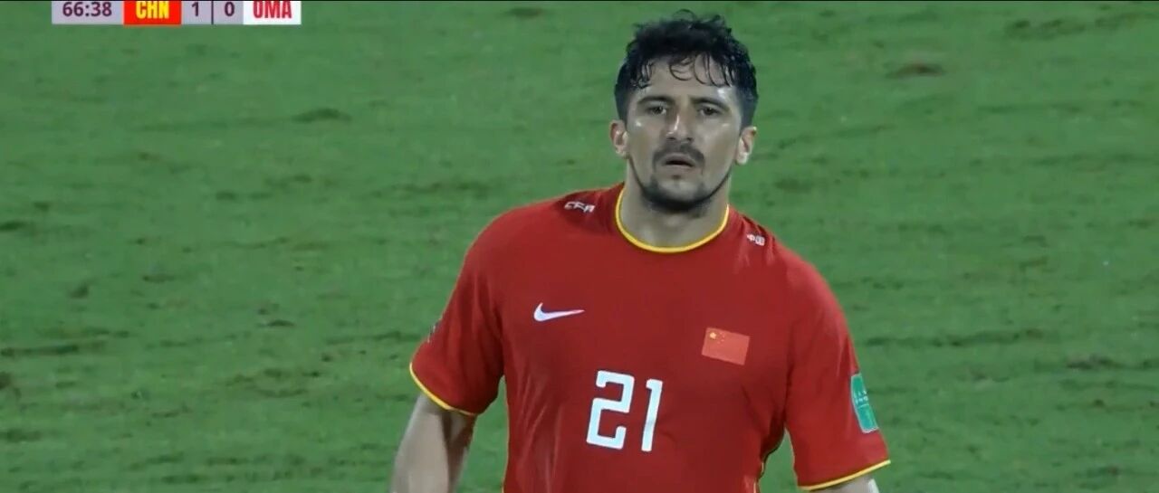 换我？看到换人牌，洛国富一脸疑惑