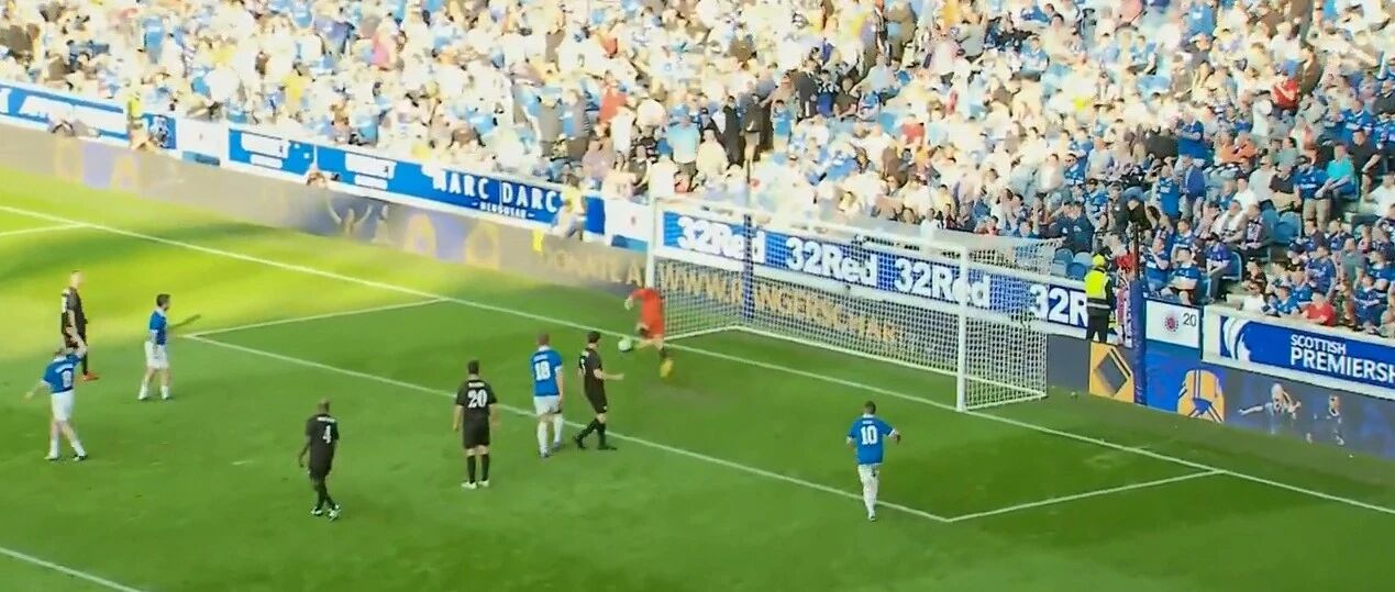 射门绵软无力，门将的扑救无比浮夸，却赢得了现场4万球迷的掌声