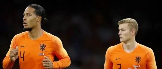 不知不觉间，荷兰队有了四大中后卫！曾经最弱的位置如今成了最强