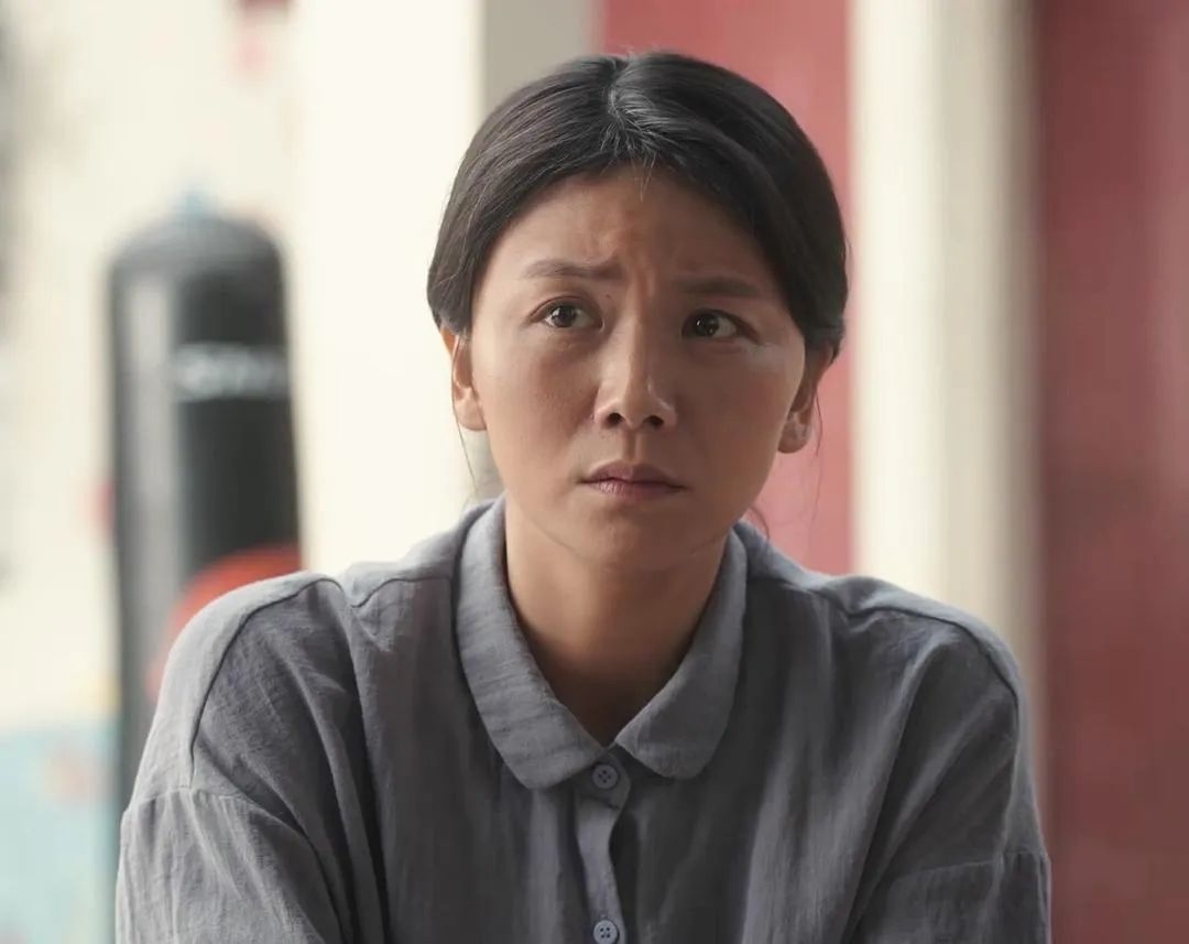曹曦文成单亲妈妈，在片场拼搏
