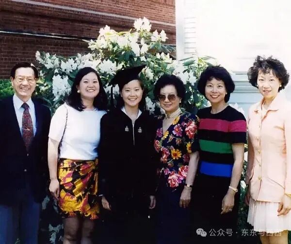 赵安吉从读高中开始每年都到国会山实习,在参议员姐夫办公室和姐姐的