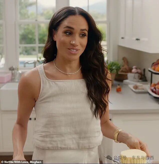 2) Right: Posse shirt; and skirt, (as seen in episode five); Logan Hollowell Fortuna tennis necklace, &pound;44,446
