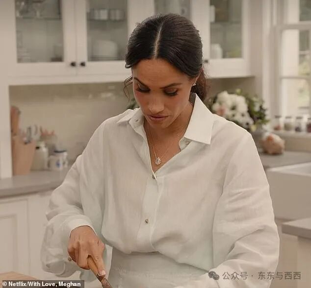 2) Zimmermann shirt, &pound;1,000, and shorts, &pound;400; Logan Hollowell necklace, &pound;3,218; Cartier watch, &pound;21,400; Ariel Gordon bracelet, &pound;4,300; Cartier Love bracelet, &pound;4,550 (jewellery worn throughout)