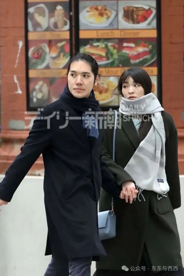 2025年版 最新画像】小室眞子さん、圭さん夫妻「ニューヨーク生活」の現在 私服の“ゆったりコート”で幸せいっぱいのショッピングデート（4ページ目）  | デイリー新潮