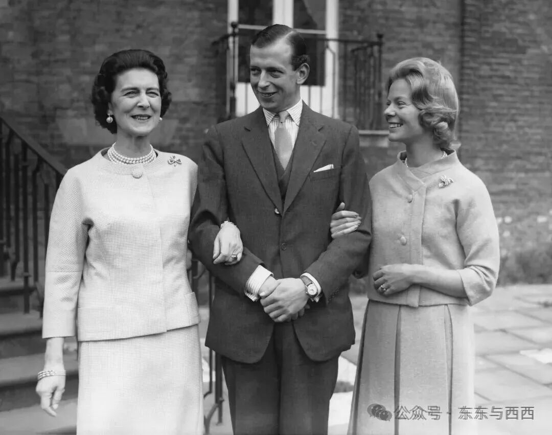 la duchesse de kent et son fils le prince edward avec sa fianc&eacute;e katharine worsley