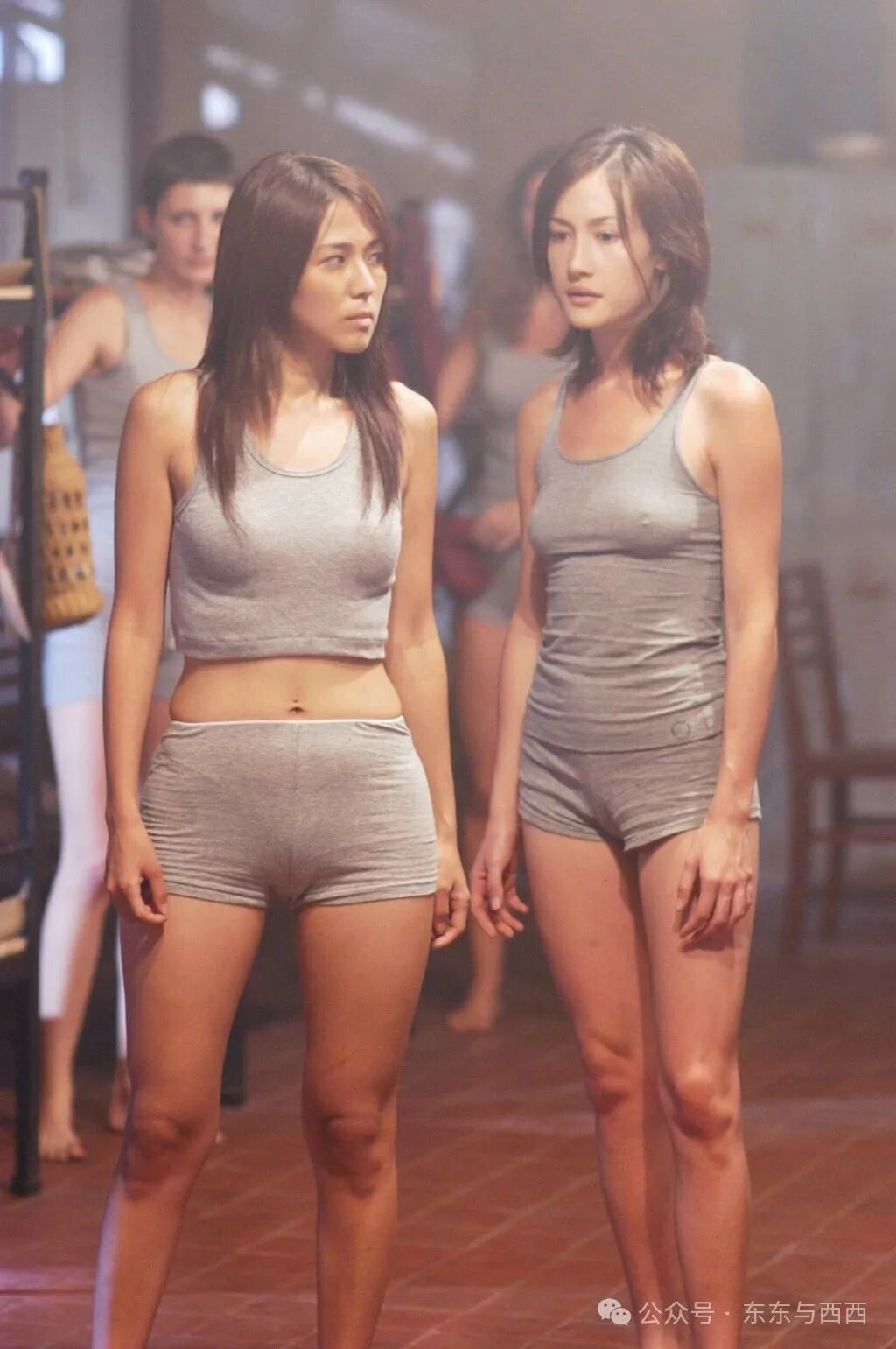 2002年，Maggie Q（右）在電影《赤裸特工》飾演殺手。