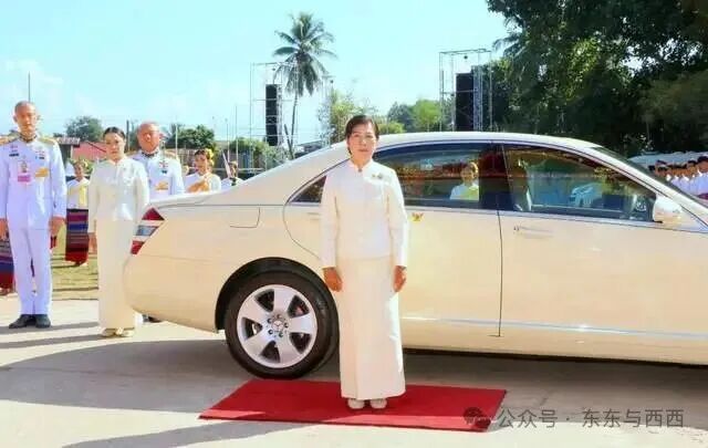 诗妮娜母亲好风光！乘坐泰王御车出席公务，身份已经是诰命夫人_搜狐网