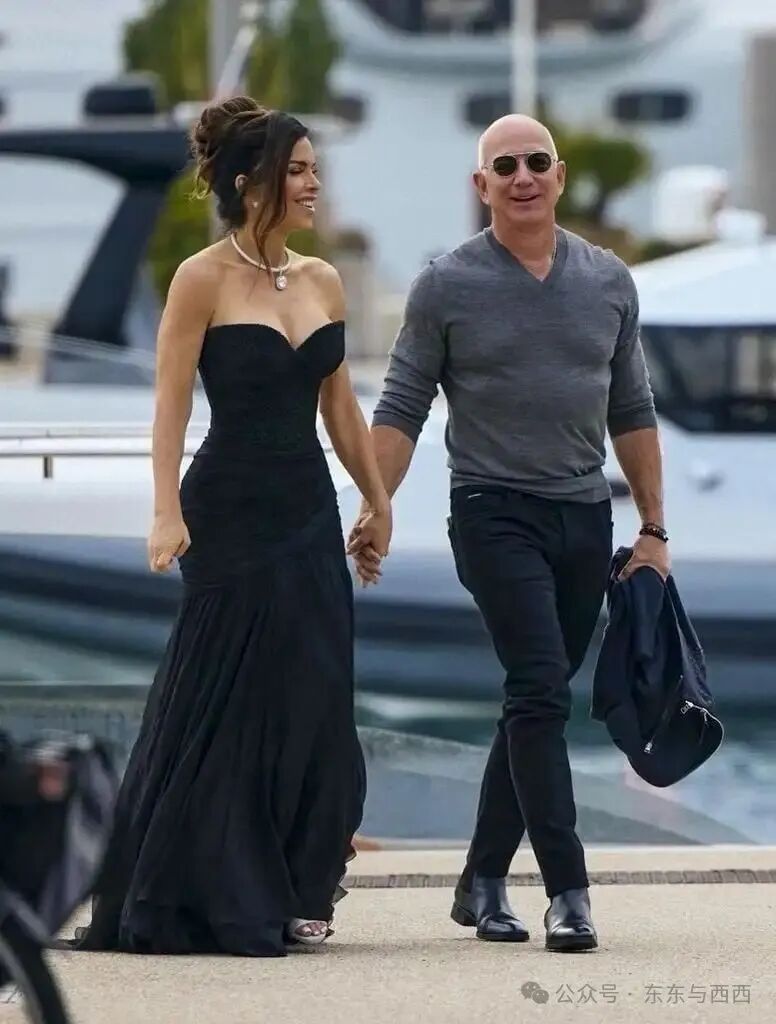 Lauren luci impresionante con un vestido negro, tomada de la mano de su futuro esposo, el multimillonario Jeff Bezos.